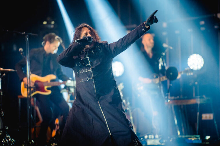 The Best of Urbanus wordt verrast met metalversie van Madammen Met Een Bondjas MUDOO