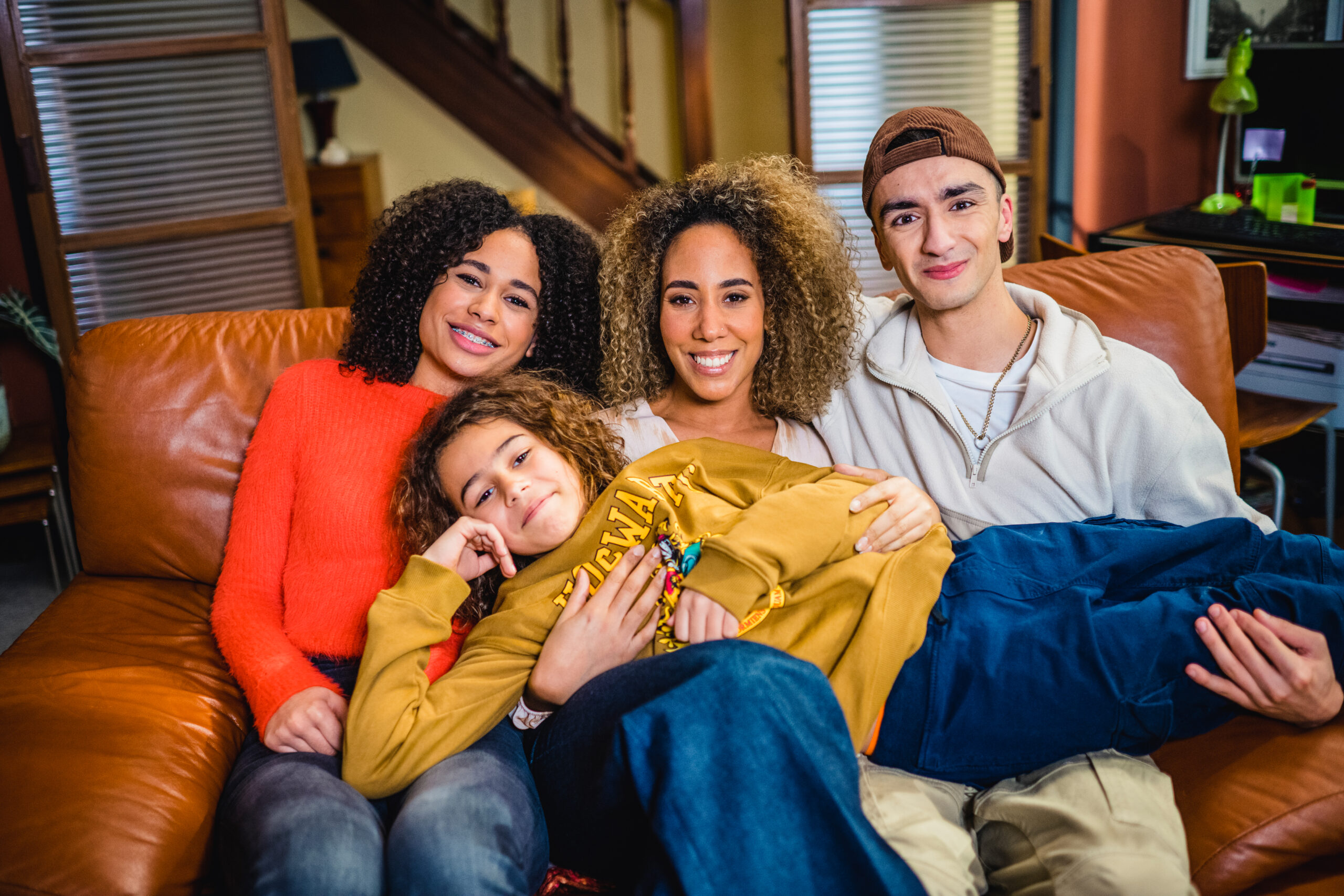 Jools Jatta Janssens (Jamila), Belinda Voorspoels (Samira), Senne Meynendonckx (Ilja) en Amine Boujouh (Brahim) in Familie - © DPG Media